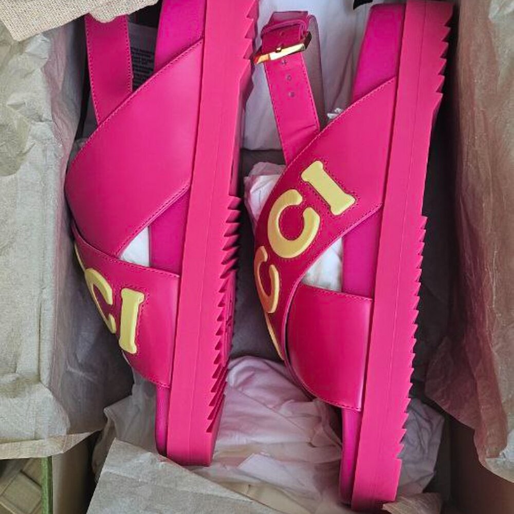 ‼️Authentic Brand NEW‼️Gucci Pink Sandals with Gold Logo - Picture 13 of 15